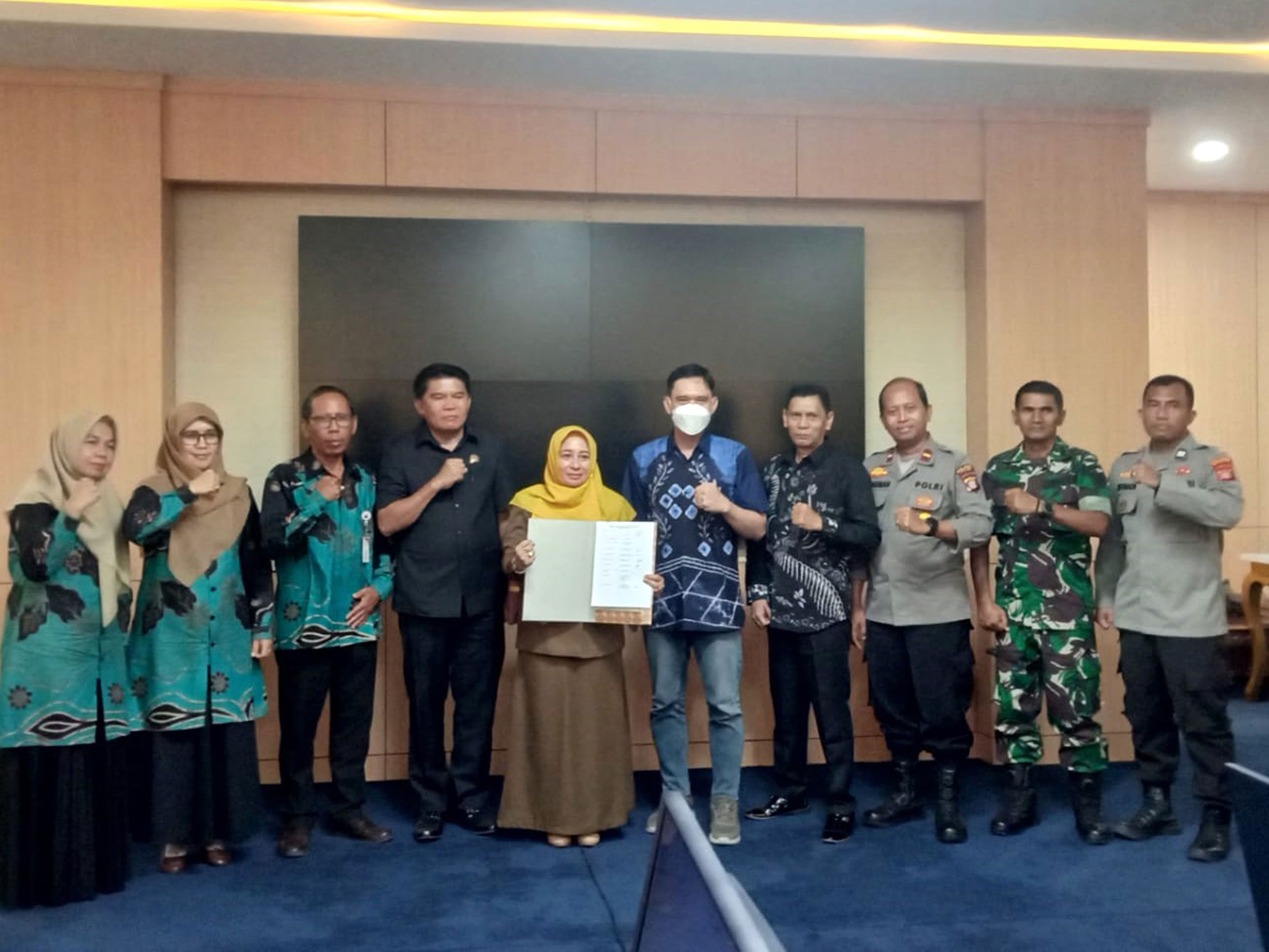 Sejarawan Muhammad Sarip (batik biru), Adjie Benni Syarief Fiermansyah Chaliluddin (batik hitam) bersama Forkopimda Paser dalam seminar Calon Pahlawan Nasional Sultan Ibrahim Chaliluddin, 24 November 2024.